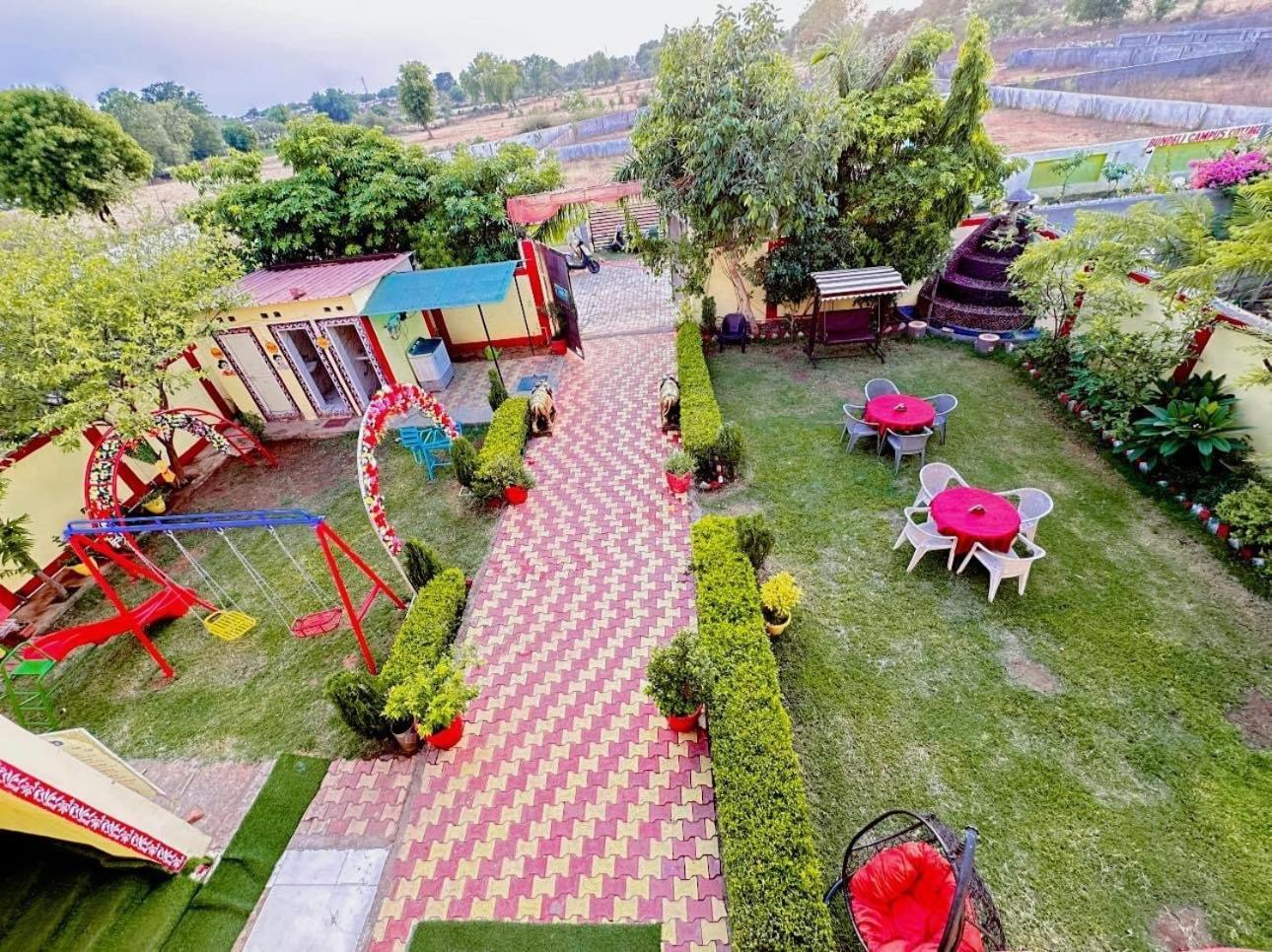 Bundeli Farm Resort & Banquet אורצ'ה מראה חיצוני תמונה